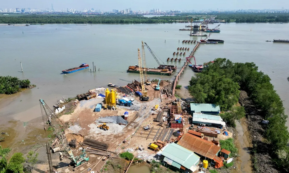 Các dự án giao thông trọng điểm phía Nam vẫn hối hả thi công xuyên Tết Dương lịch