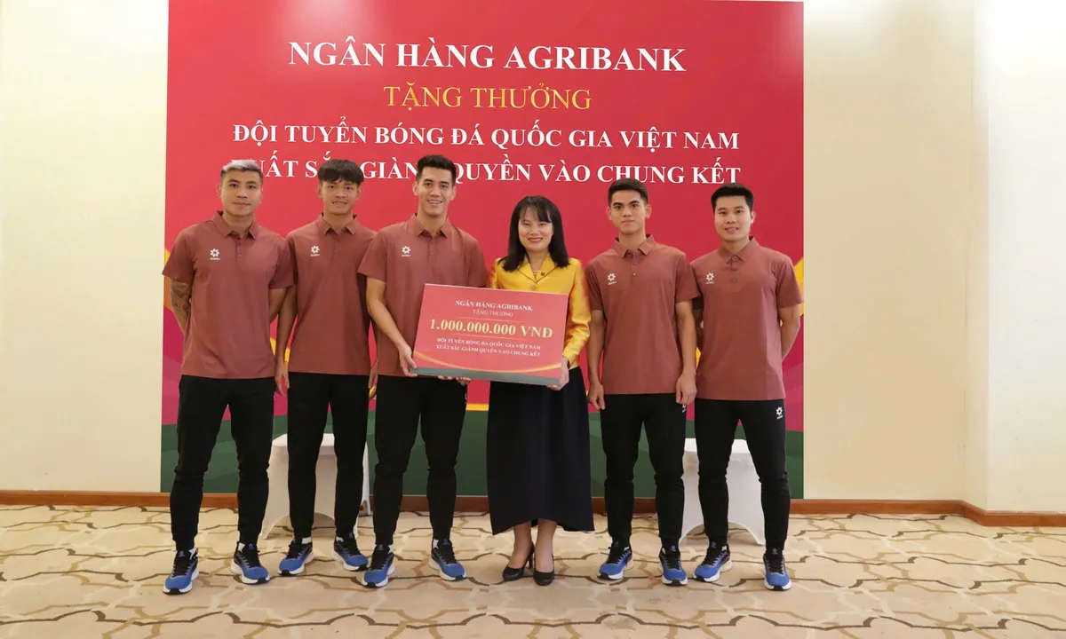 Agribank tặng thưởng 1 tỷ đồng cho Đội tuyển Bóng đá Quốc gia Việt Nam