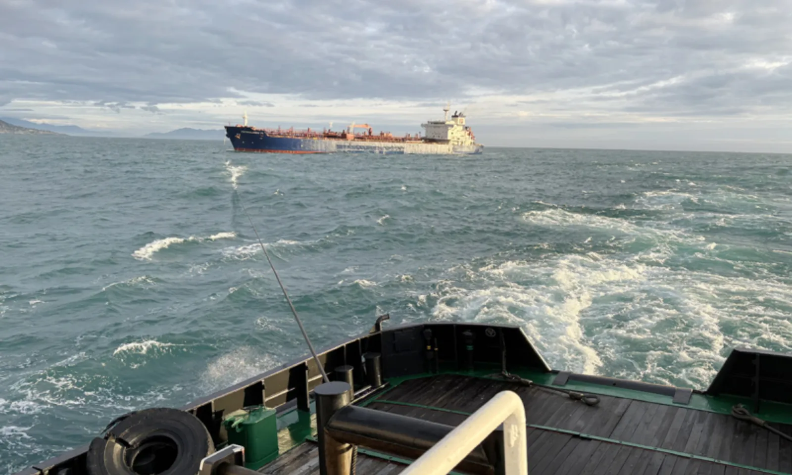 Sau 12 giờ vượt sóng gió đã cứu hộ thành công tàu vận tải biển Petrolimex 11