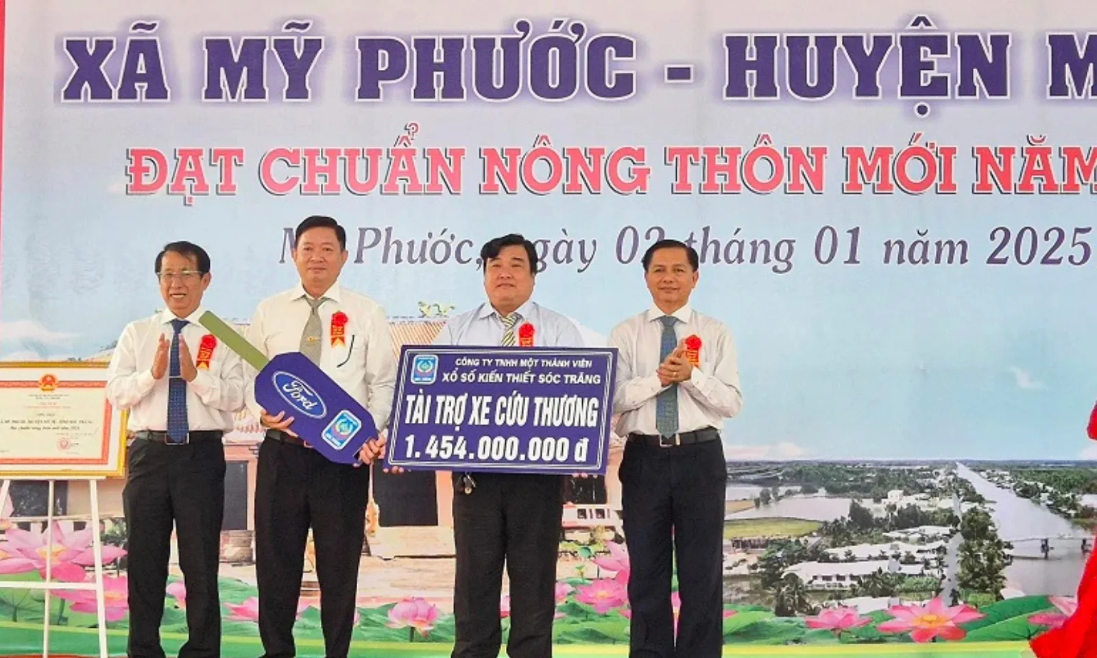 XSKT Sóc Trăng trao xe cứu thương và dụng cụ thể thao cho huyện Mỹ Tú
