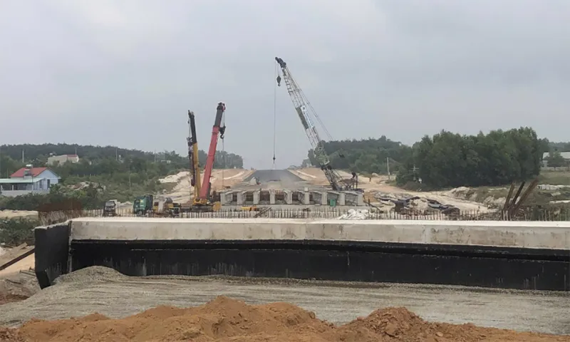 Sự cố ở cầu Suối Nhum do xe cẩu trượt bánh, nhà thầu cam kết đền bù