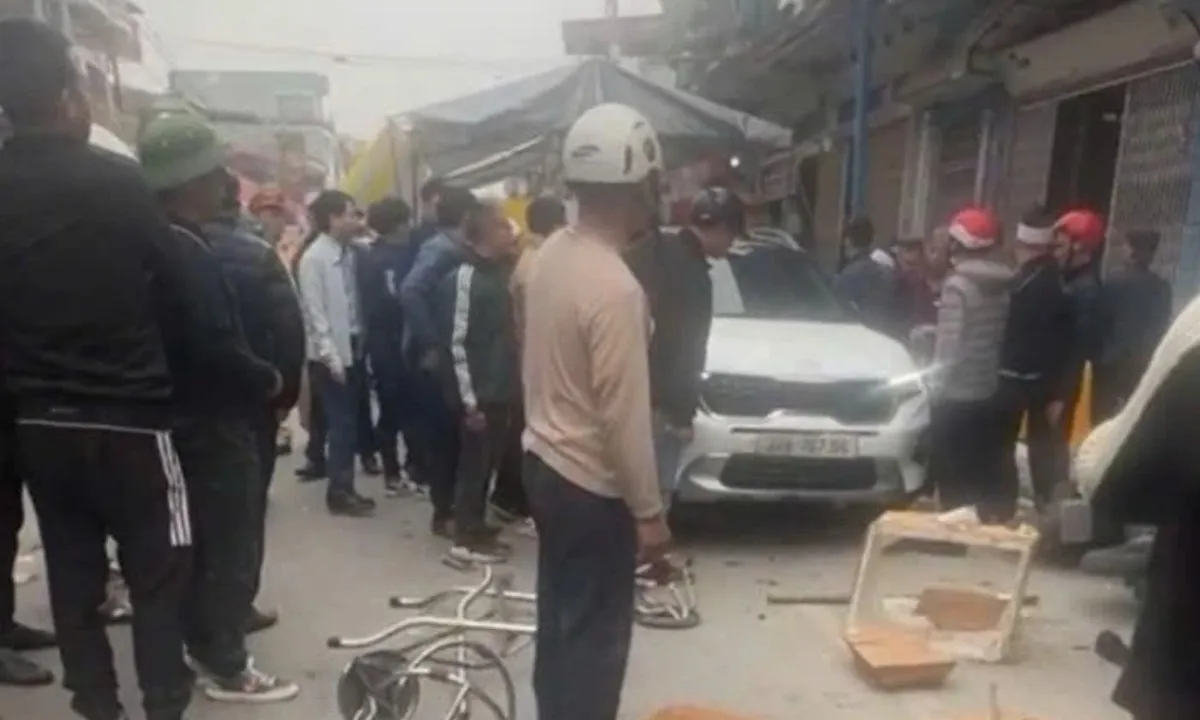 Ô tô lao vào rạp đám tang khiến 5 người bị thương, đề nghị xử lý nghiêm