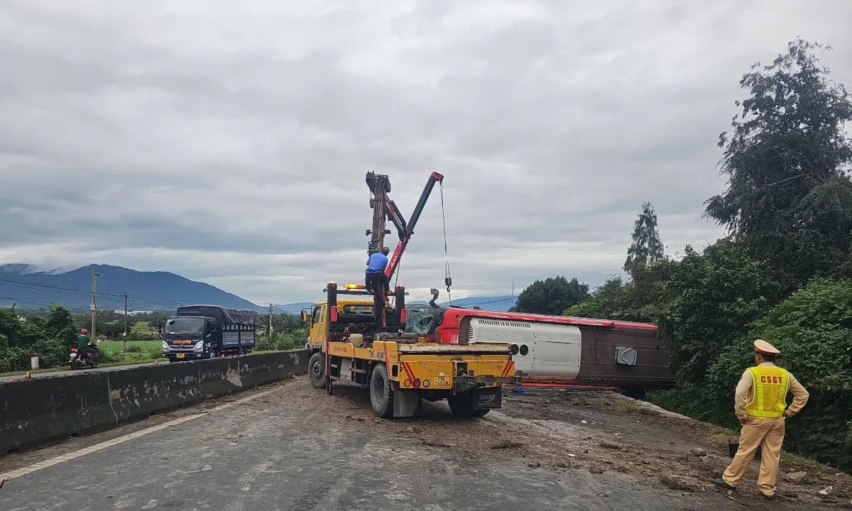 Xe khách tông cọc tiêu lật ngang trên quốc lộ 1, 3 người bị thương 
