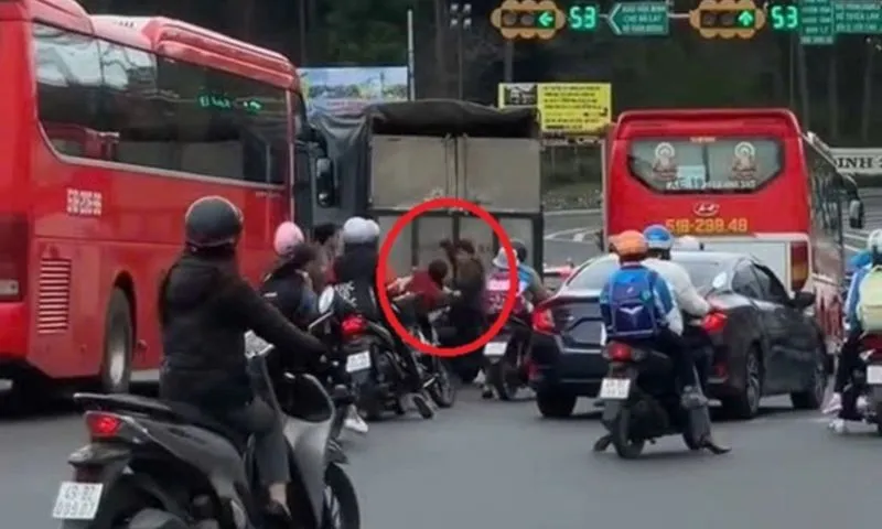 Đà Lạt: Triệu tập hai người đàn ông hành hung tài xế xe khách giữa ngã tư