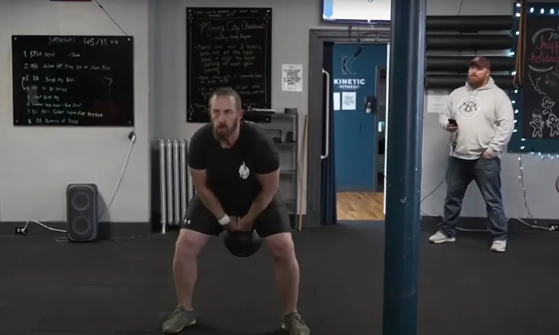 Người đàn ông ở Montana phá kỷ lục thế giới về vung tạ kettleball