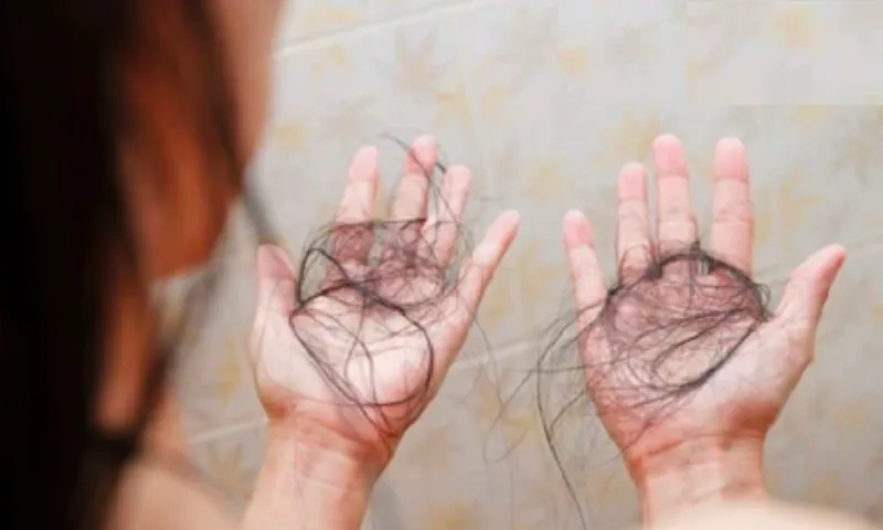 Hai bé gái nhập viện vì nghiện ăn tóc, nguy cơ gây tắc ruột và suy dinh dưỡng