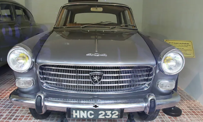 Chiếc Peugeot 404 với biển số  tại khu trưng bày