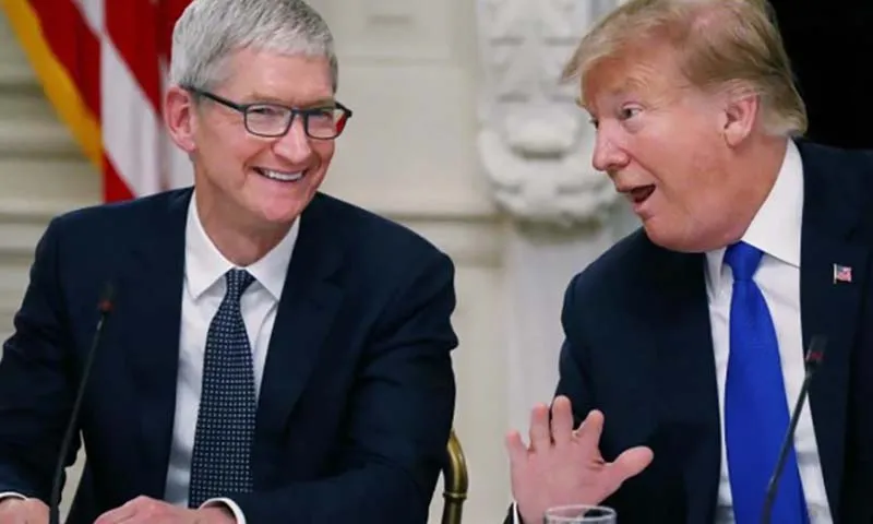 Giám đốc điều hành Apple - Tim Cook (trái) và Tổng thống Mỹ - Donald Trump (phải).