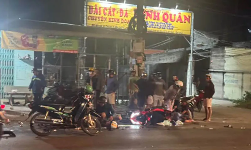 Đêm chung kết, hai xe máy đối đầu, 3 thanh niên trọng thương