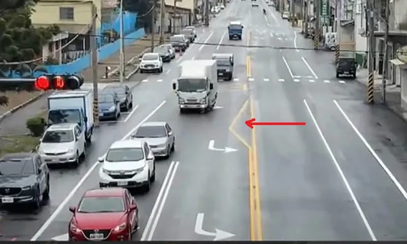 Vạch kẻ vàng giữa đường “uốn lượn” bị phản ánh