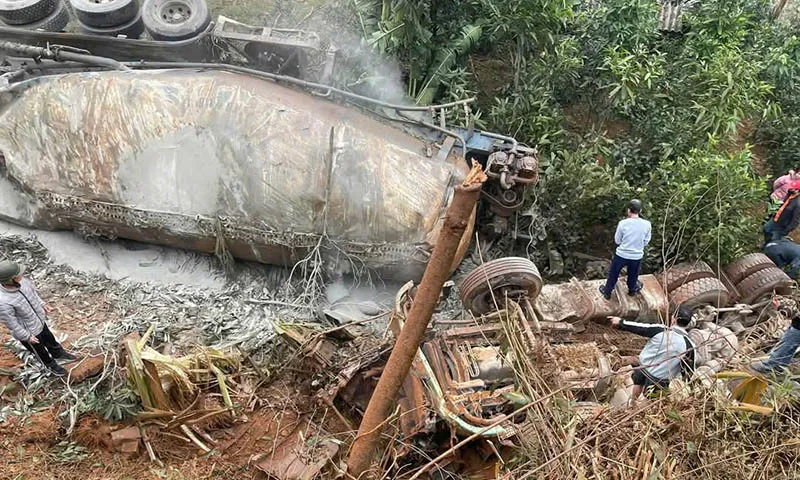 Clip: Xe đầu kéo rơi xuống vực sâu 60m làm ít nhất 2 người tử vong