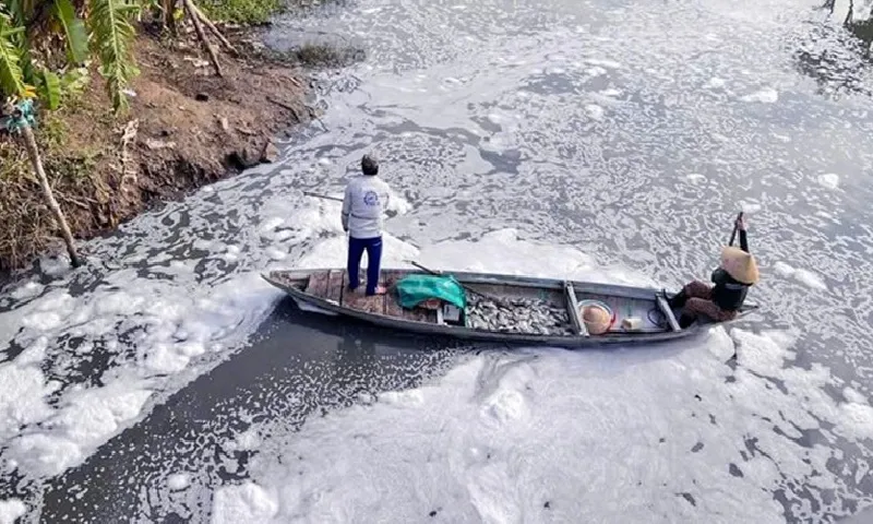 Nước thải màu đen, có bọt trắng xả thẳng ra sông ở Đà Nẵng