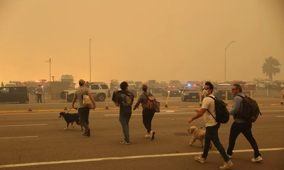 Cháy rừng hoành hành ở Los Angeles, 30.000 người phải sơ tán