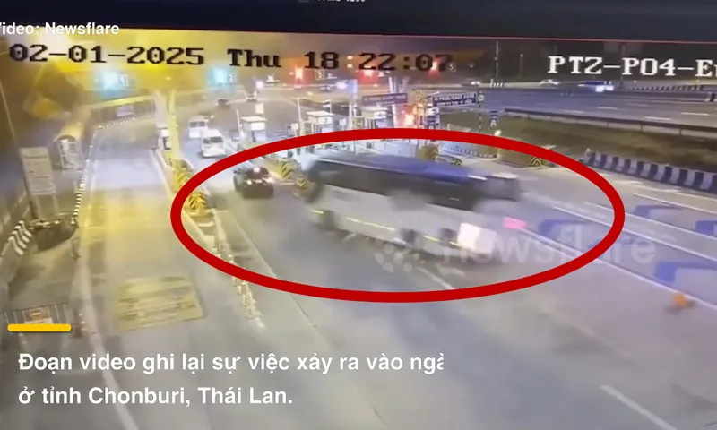 Video clip: Xe khách tông vào trạm thu phí ở Thái Lan, nhiều du khách bị thương