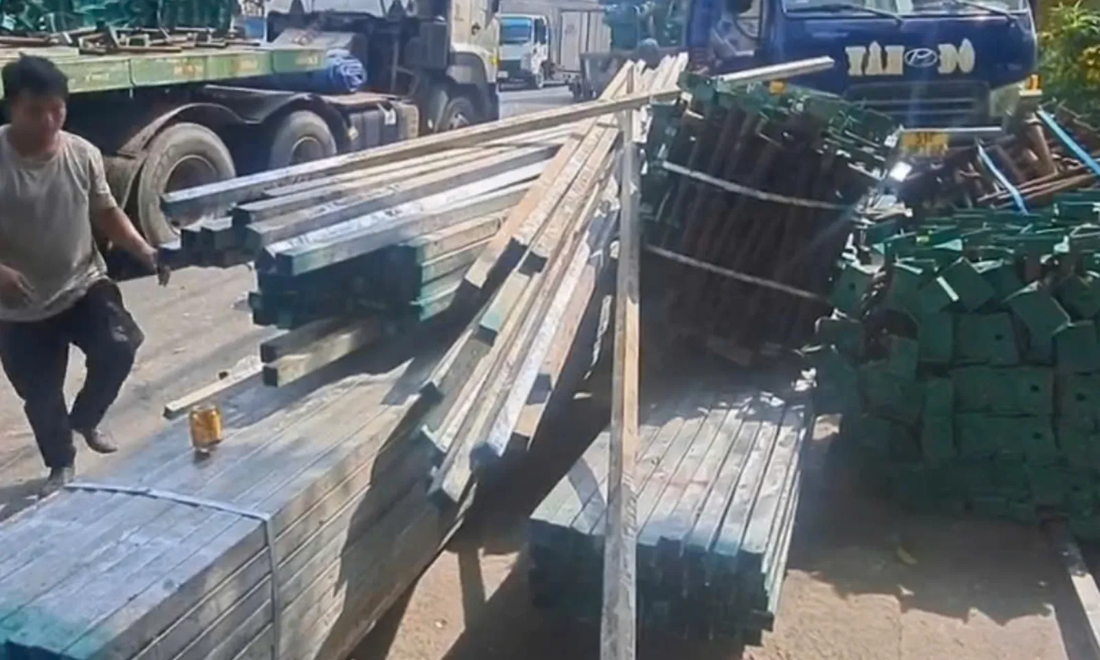 Hàng tấn thép đổ xuống đường từ container tại quận 12