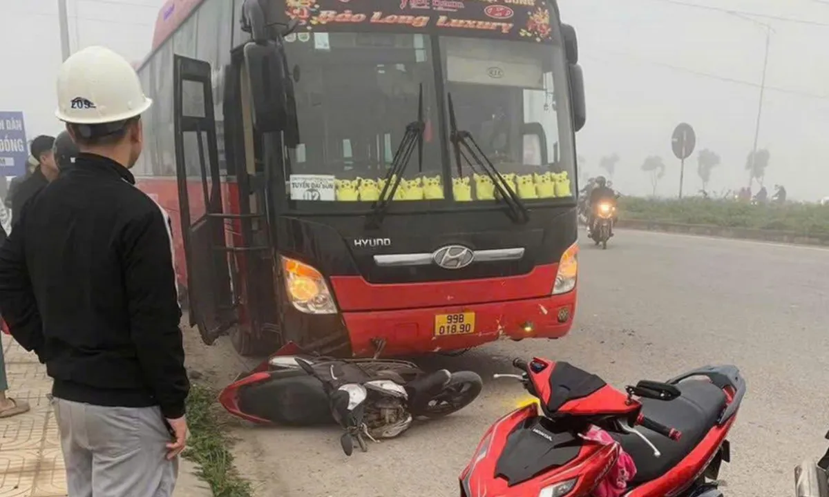 Xe khách tông xe máy, hai mẹ con tử vong, cha bị thương nặng