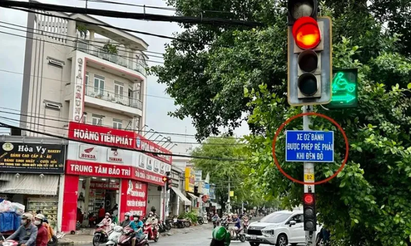 Một giao lộ có gắn biển và đèn cho phép rẻ phải khi đèn đỏ