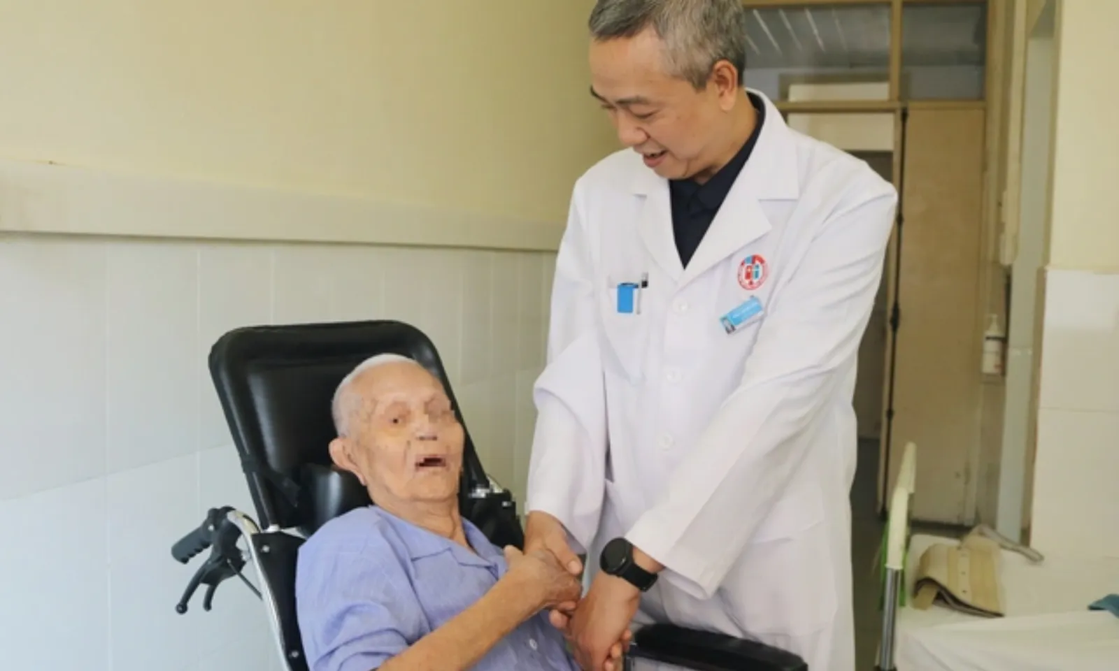 Phẫu thuật thành công cụ ông 96 tuổi bị máu tụ dưới màng cứng sau khi bị ngã
