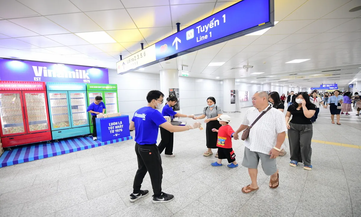 Vinamilk phục vụ miễn phí khách check-in tại các ga Metro 1