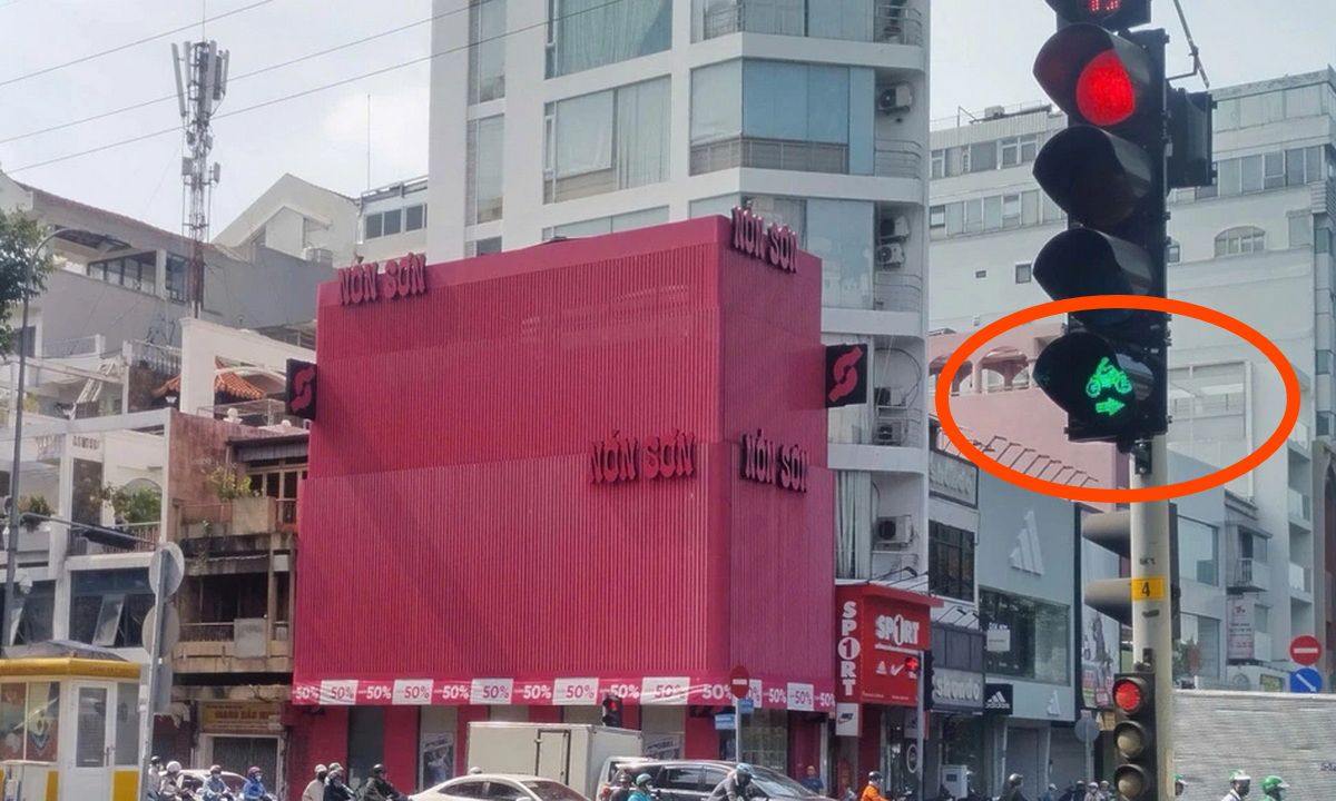 TPHCM: Cơ quan chức năng đang lắp đặt 50 biển báo cho phép xe máy rẽ phải khi đèn đỏ