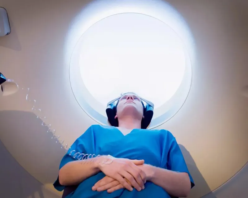 Một người chụp MRI