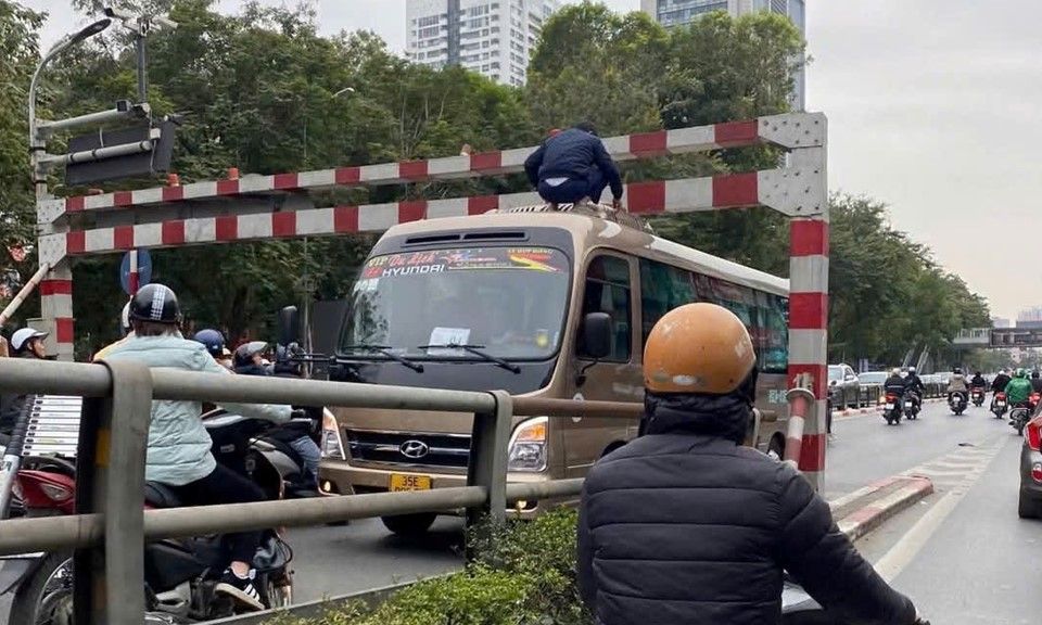 Cố tình chạy qua cầu có biển cấm, xe khách kẹt luôn trong thanh giới hạn chiều cao
