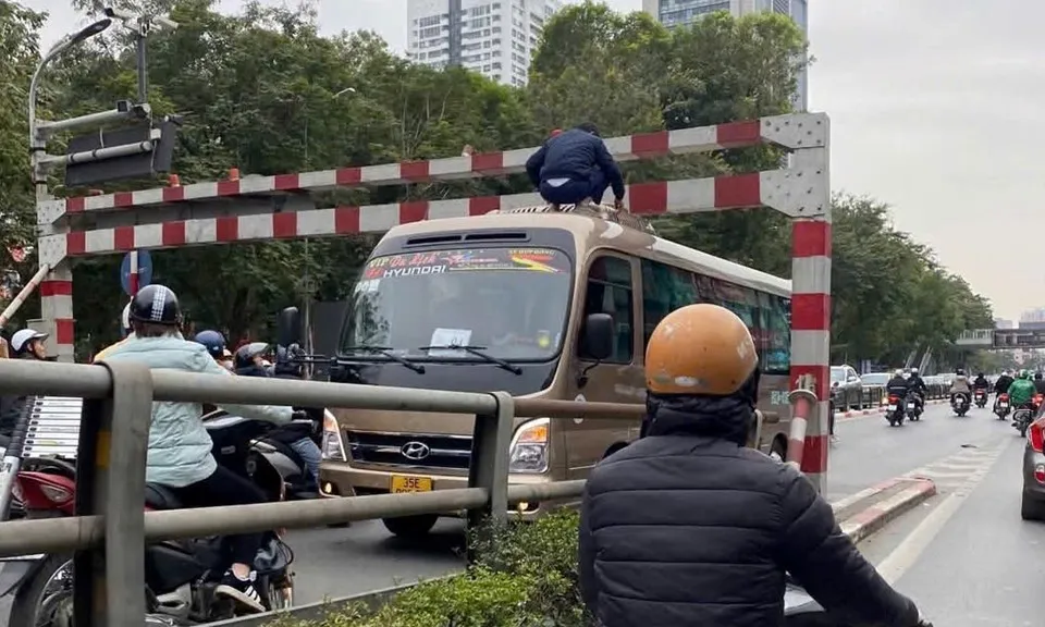 Cố tình chạy qua cầu có biển cấm, xe khách kẹt luôn trong thanh giới hạn chiều cao
