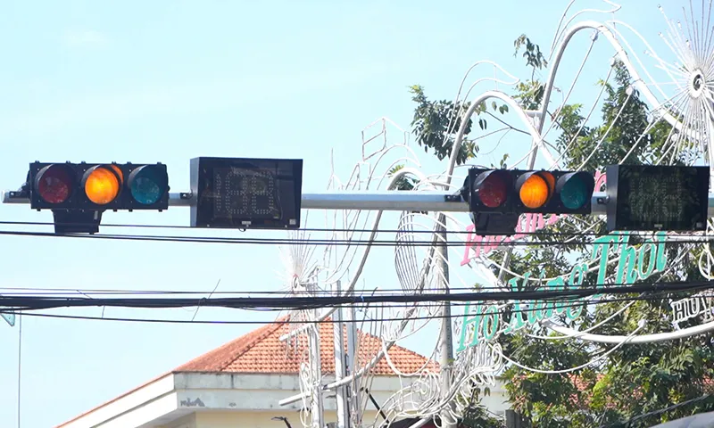 Hệ thống đèn tín hiệu duy trì chế độ đèn vàng nhấp nháy tại nút giao Đại lộ Hòa Bình - Đề Thám vào trưa 8 1.