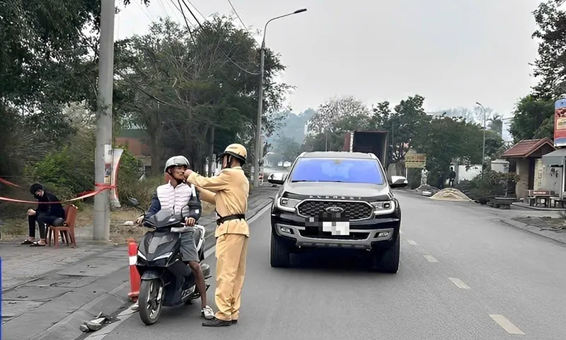 Lực lượng cảnh sát giao thông, Công an thị xã Kinh Môn kiểm tra nồng độ cồn lái xe - Ảnh minh họa