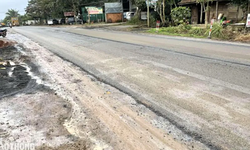 Yêu cầu nhà thầu thi công lại mặt đường quốc lộ 26