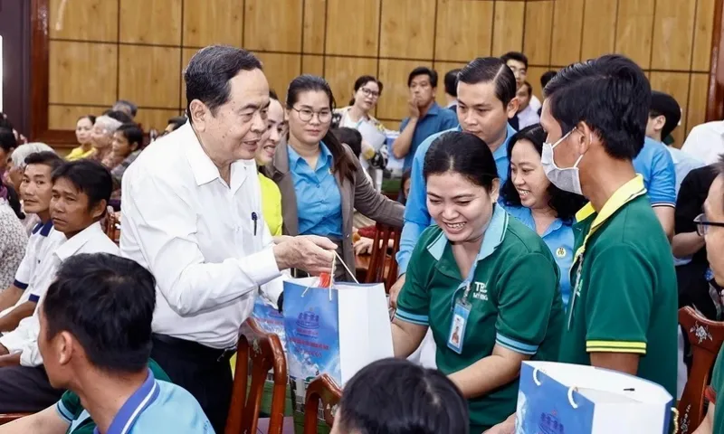 Chủ tịch Quốc hội trao quà Tết cho hộ nghèo và công nhân khó khăn tại Trà Vinh