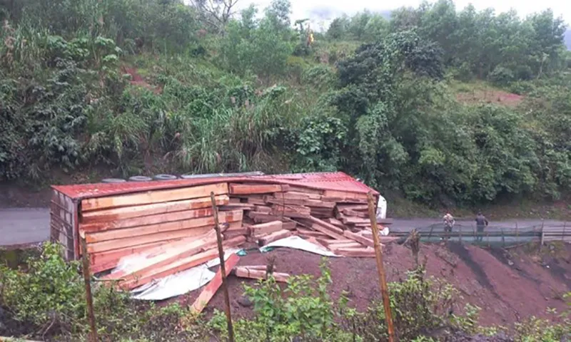 Quốc lộ 15D, đường lên Cửa khẩu Quốc tế La Lay đã thông sau vụ tai nạn