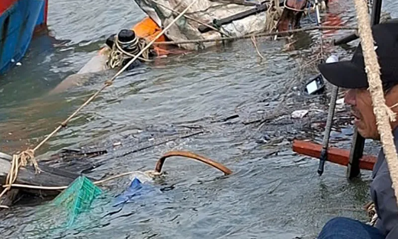 Ghe cá của ngư dân chìm trên sông Nhật Lệ