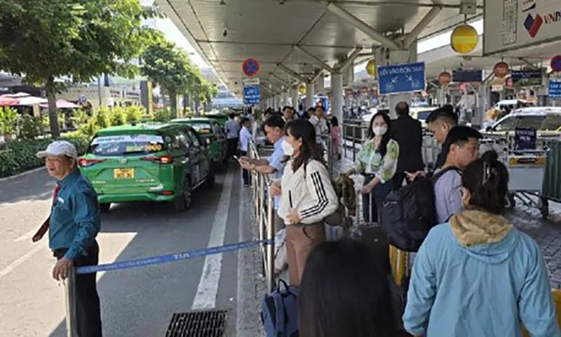 Kẹt xe, tài xế taxi ngại vào sân bay khiến khách mòn mỏi đợi Ảnh TTO