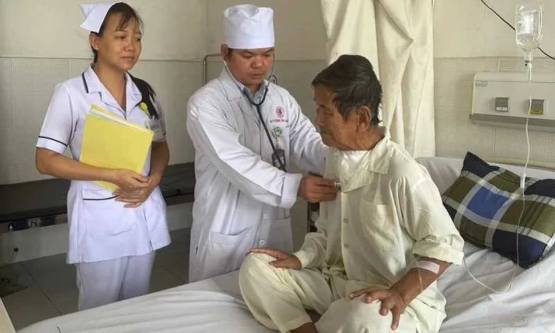 Cứu sống cụ ông bị bướu giáp chèn ép khí quản nguy kịch