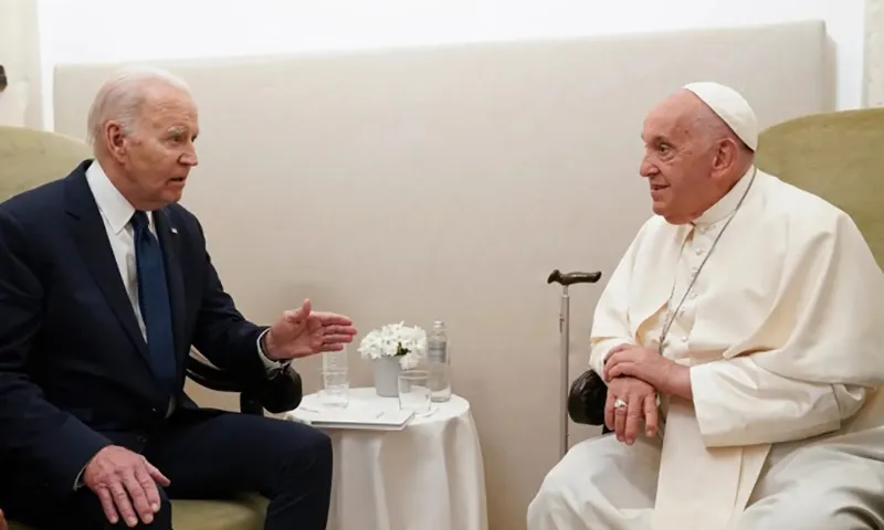 ổng thống Mỹ Joe Biden (trái) gặp Giáo hoàng Francis tại Savelletri, Puglia, Italy, tháng 6 2024. Ảnh AP