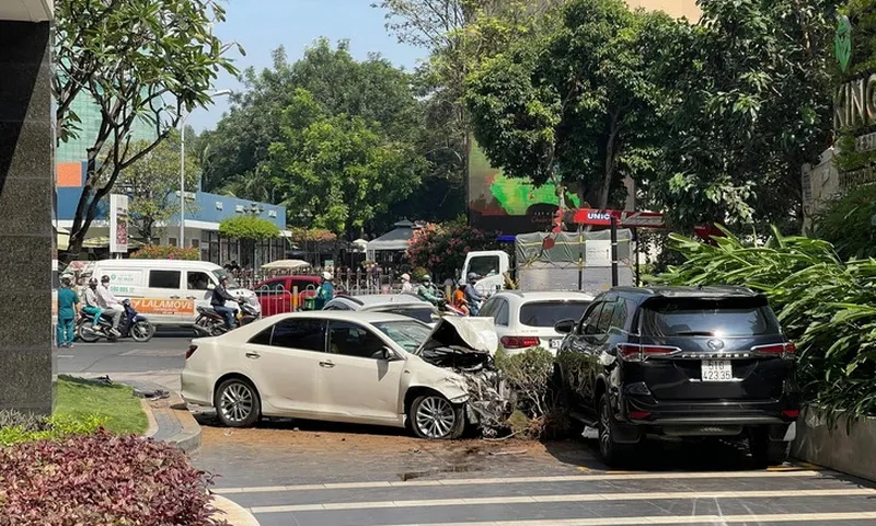 TPHCM: Ô tô mất lái tông hàng loạt xe máy, lao vào khuôn viên chung cư trên đường Hoàng Văn Thụ
