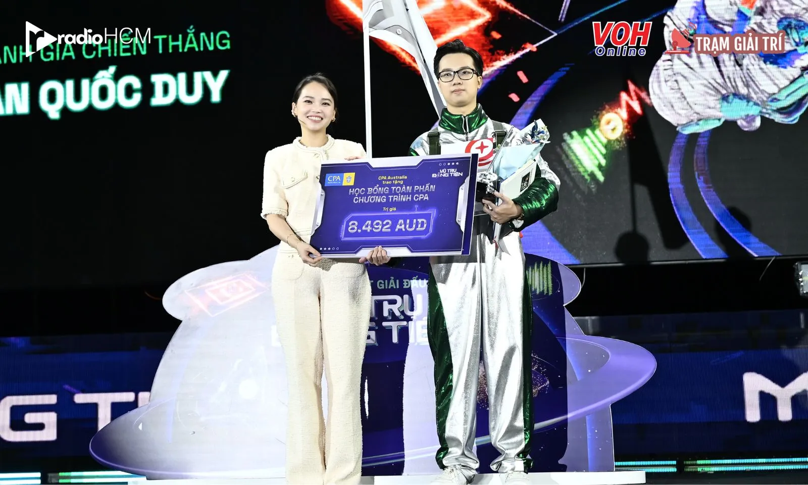 Sinh viên đại học đắt đỏ bậc nhất Việt Nam ẵm quán quân Vũ Trụ Đồng TIền