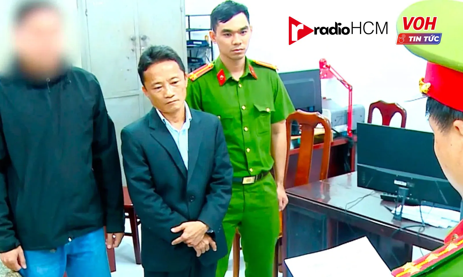 Bắt người đàn ông vung kiếm dọa khi bị nhắc nhở hái hoa ở công viên