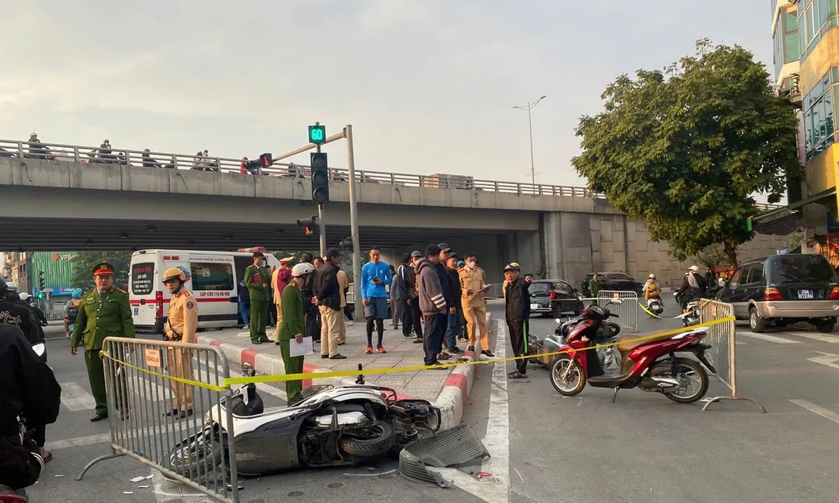 Hà Nội: Ô tô tông liên hoàn 5 xe máy tại nút giao Đào Tấn - Bưởi, 2 người bị thương