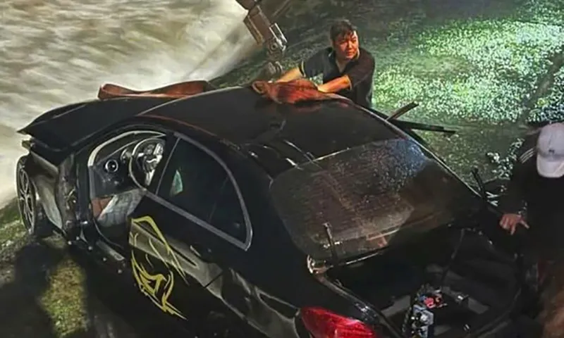 Lực lượng chức năng tiến hành cẩu chiếc xe Mercedes lao xuống biển Nha Trang.