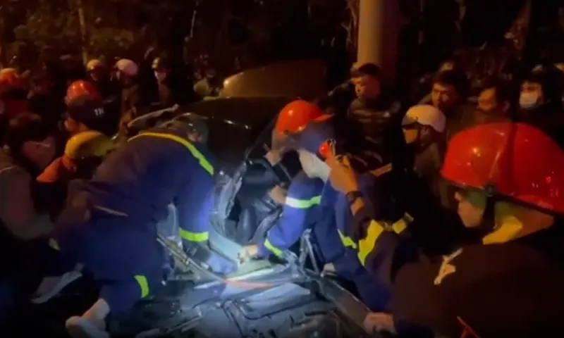 Đêm khuya, phá cửa chiếc BMW bẹp dúm cứu tài xế