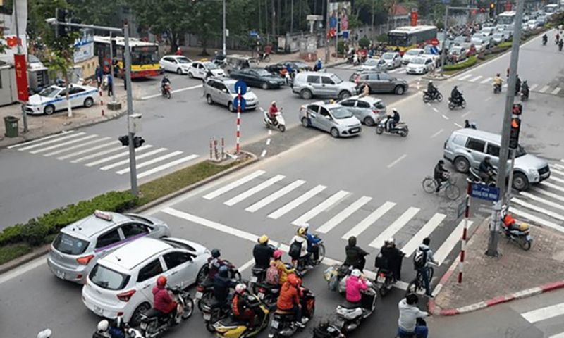Từ 1/1/2025: 12 trường hợp bắt buộc giảm tốc độ hoặc dừng xe 