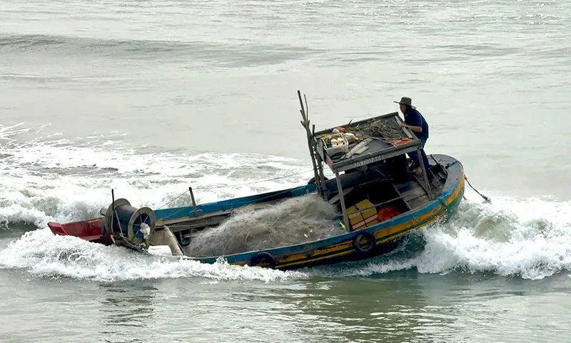 Trong một buổi sáng, 2 tàu cá chìm tại cửa cảng La Gi