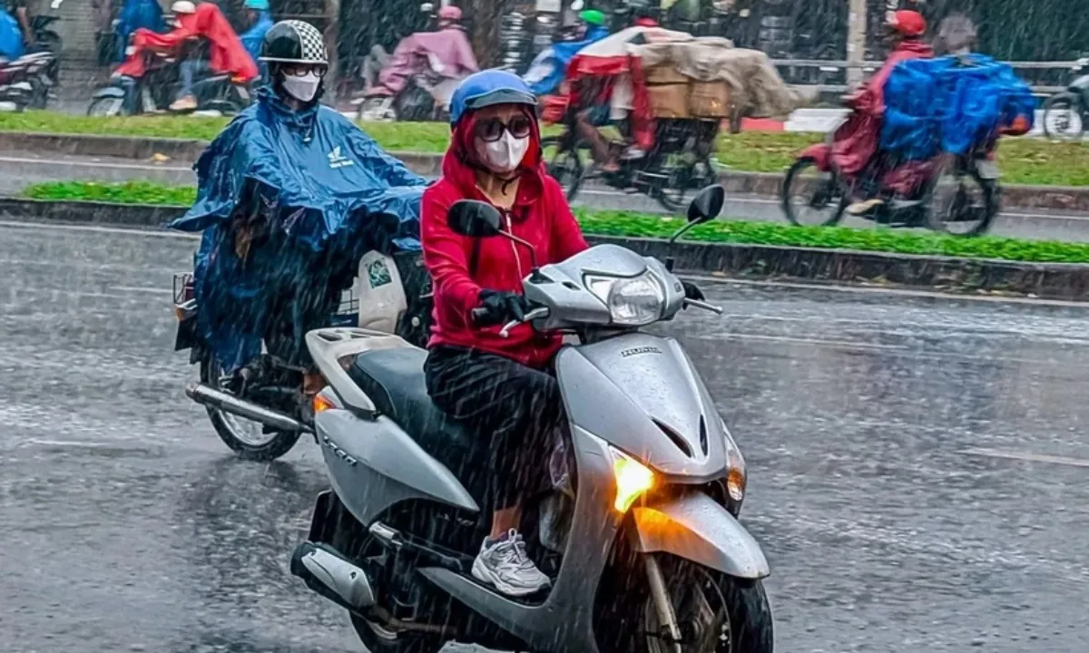 TPHCM mưa trái mùa đột ngột
