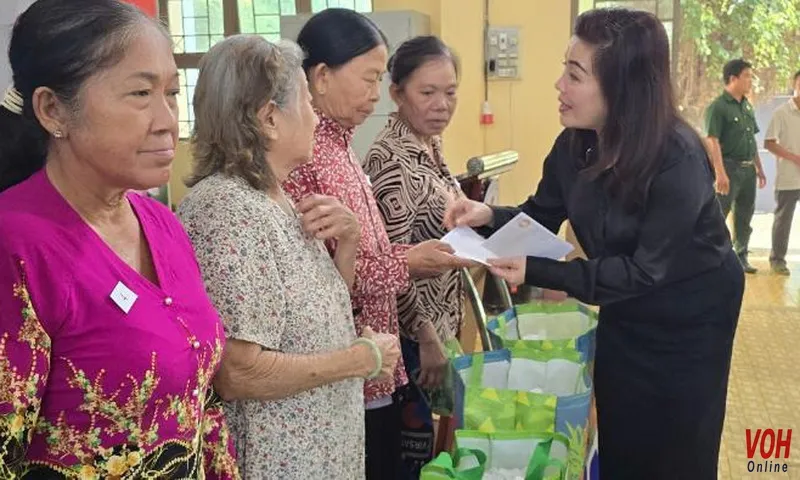 VWS tặng quà Tết cho hàng trăm hộ nghèo Bình Chánh