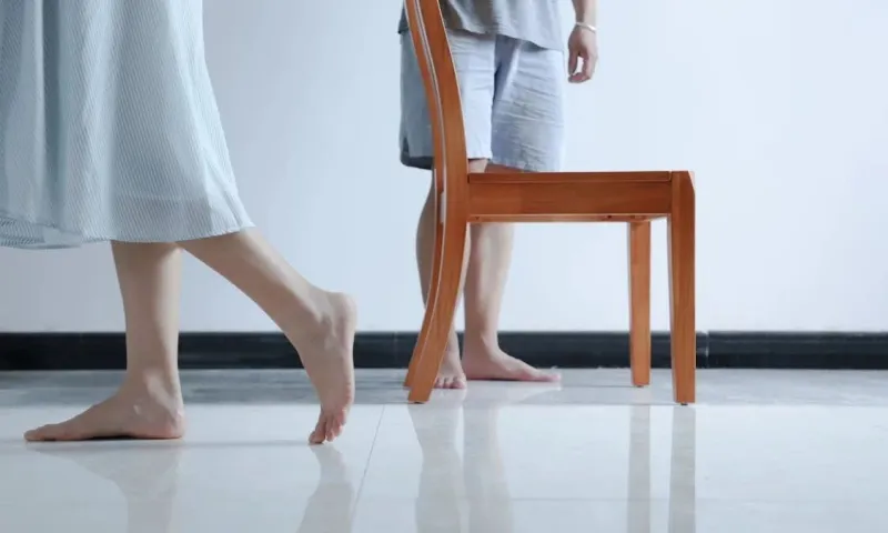 Lợi ích bất ngờ và những nguy cơ tiềm ẩn của việc đi chân trần