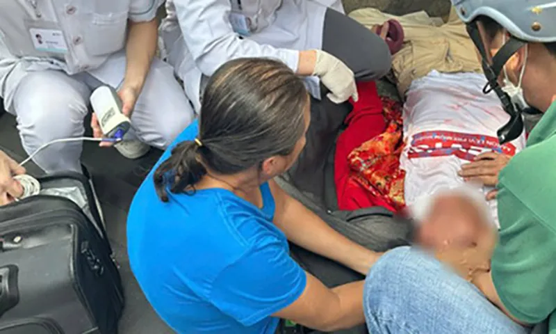 Clip: Tài xế đang lái siêu xe thì phải dừng lại, được đưa đi cấp cứu