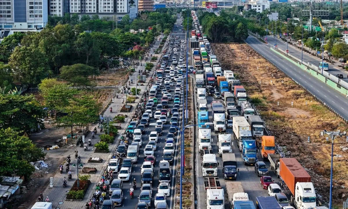 Ùn tắc giao thông kéo dài tại nút giao An Phú: 3 lần chờ đèn đỏ hơn 110 giây