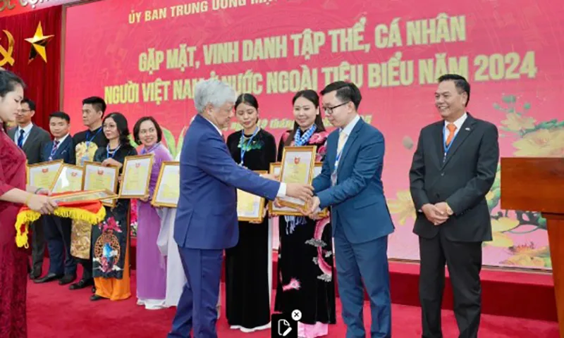 8 tập thể và 18 kiều bào xuất sắc được tặng bằng khen